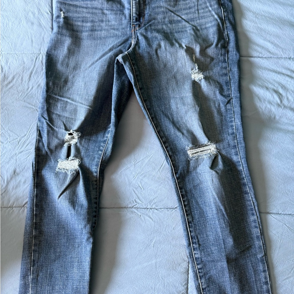 Distressed Levi’s Skinny Blue Jeans